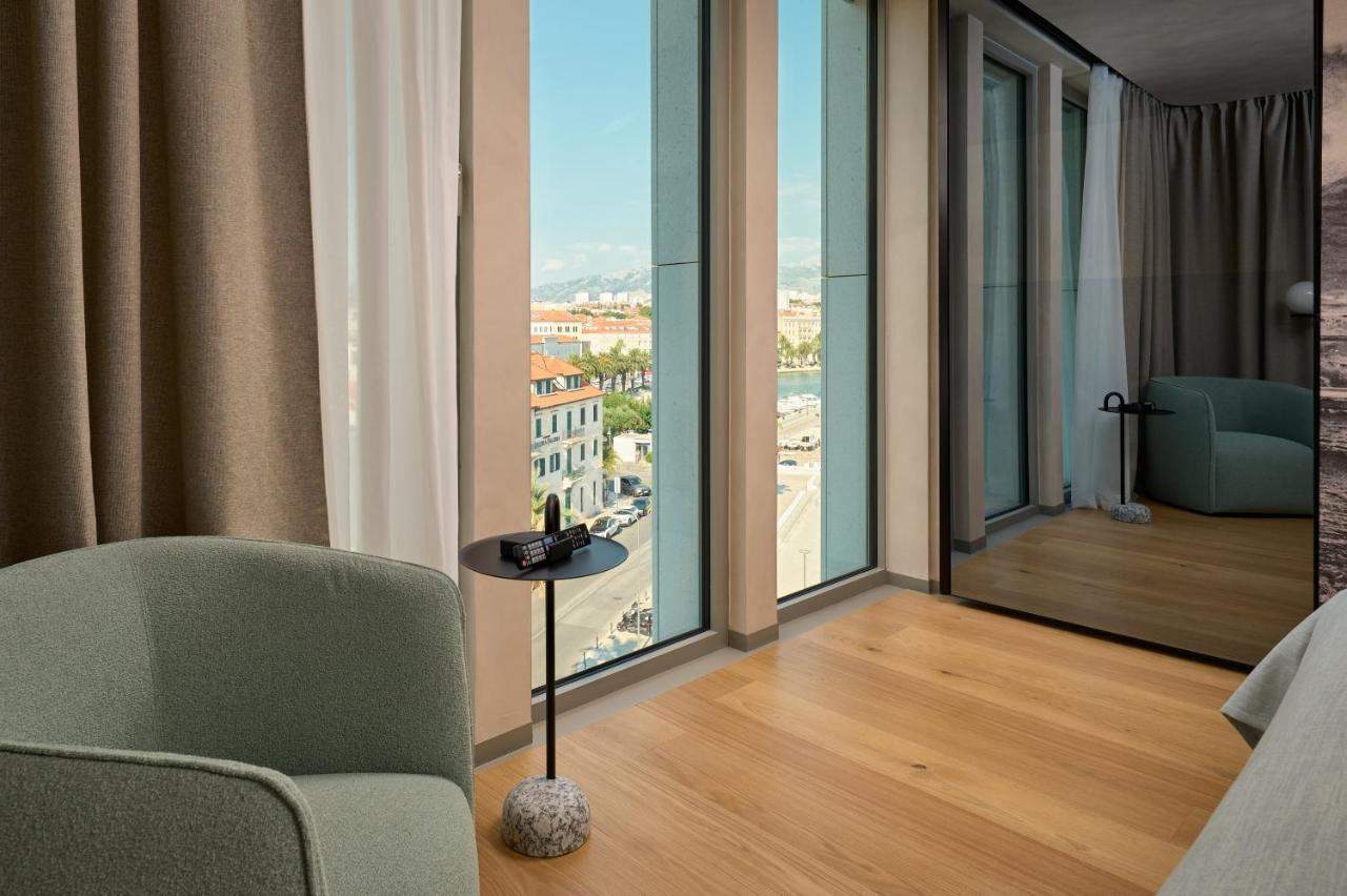 Hotel Ambasador Split Exterior foto A room at the hotel