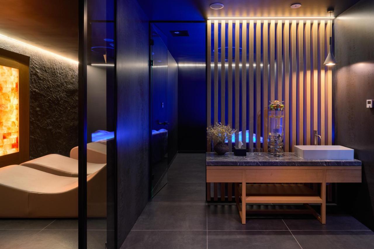 Hotel Ambasador Split Exterior foto The interior of a modern onsen