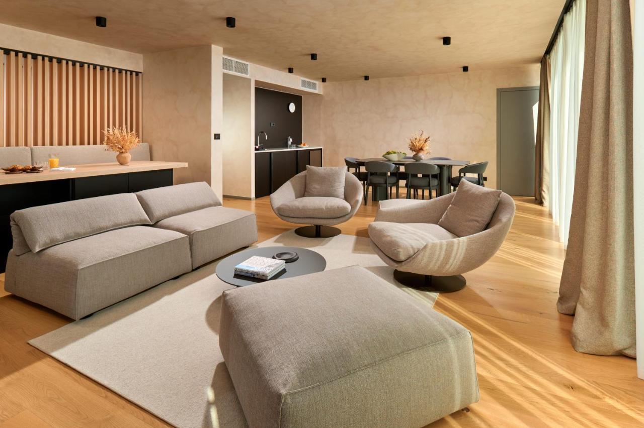 Hotel Ambasador Split Exterior foto A living room